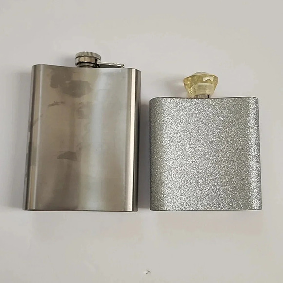 Flasks 2x Stainless Steel Flasks Never Used "like a boss 8oz & queen" Screw Tops - Picture 2 of 16
